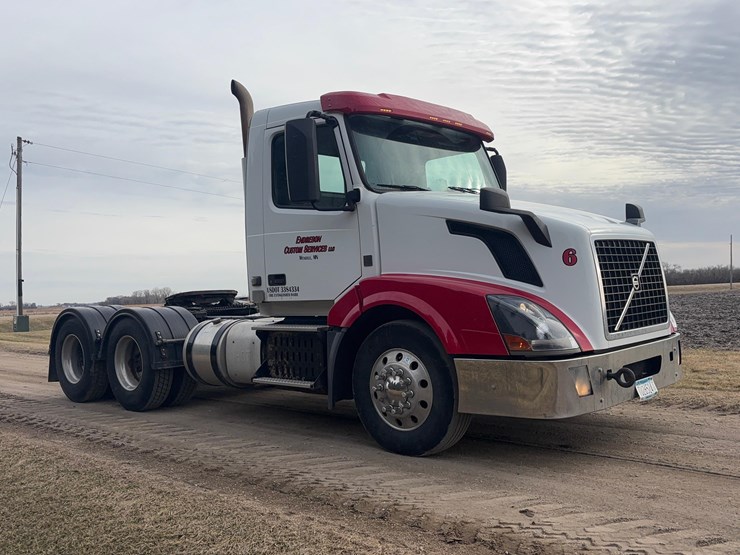 2015-volvo-vnl-semi-image-3