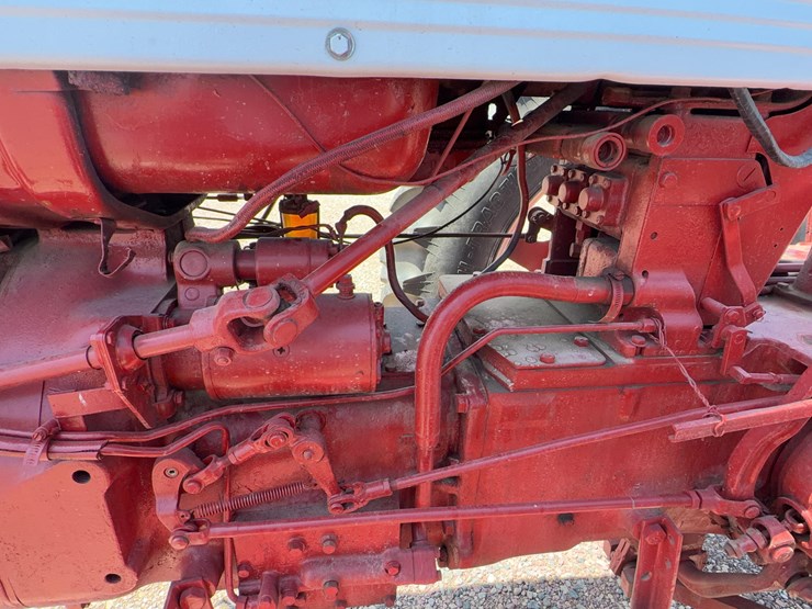 farmall-560-tractor-image-14