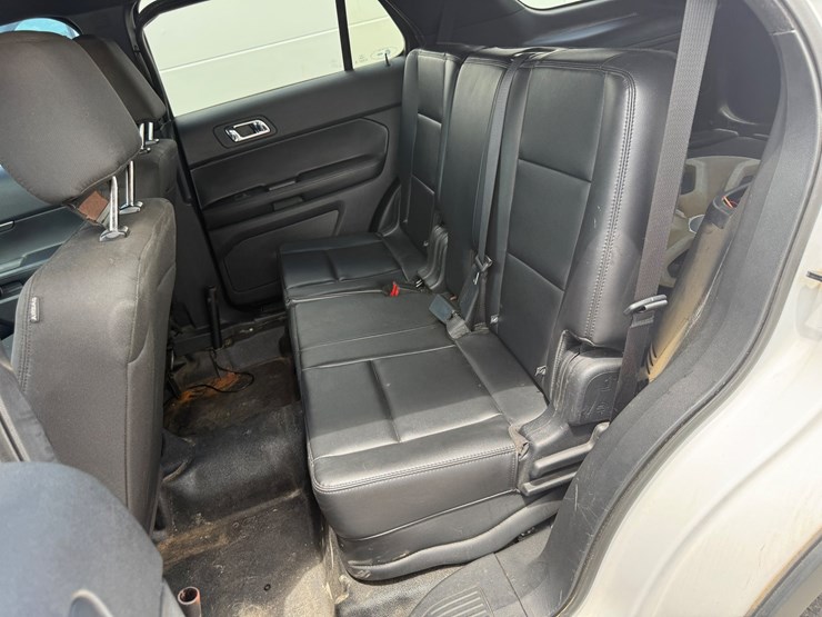 2017-ford-explorer-image-32