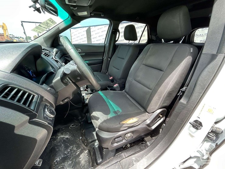 2016-ford-explorer-image-13