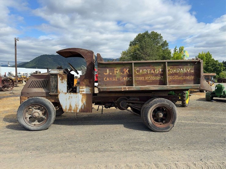 mack-c-cab-dump-truck-image-2