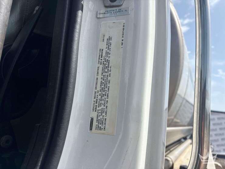 2014-freightliner-114sd-image-6