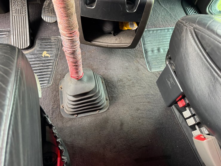 2021-kenworth-w900l-image-51