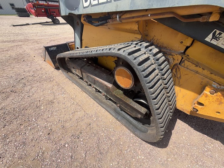 2011-john-deere-329d-image-9