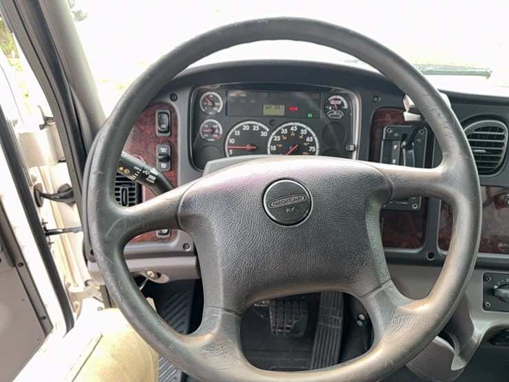 2012-freightliner-bus-image-33