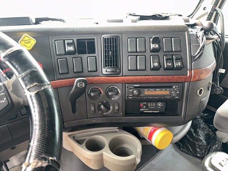 2005-volvo-semi-image-46
