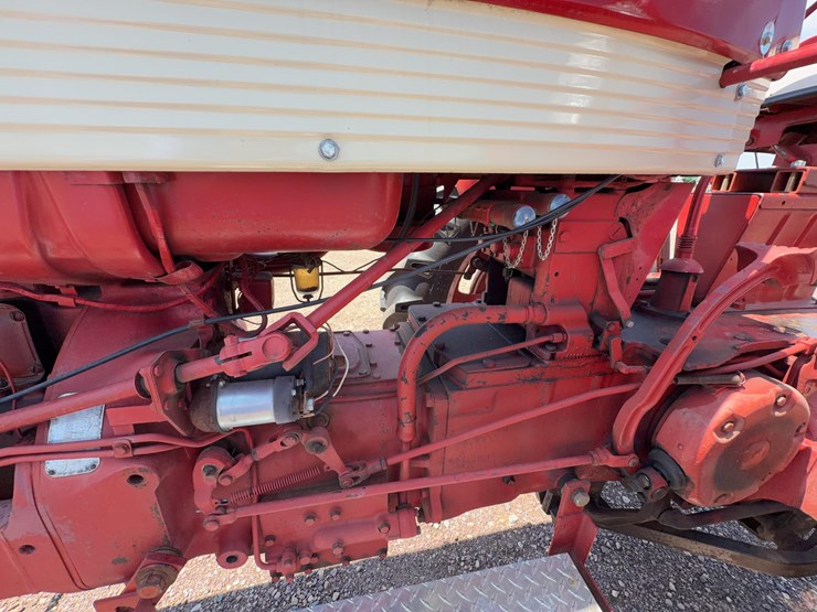 farmall-560-tractor-image-23