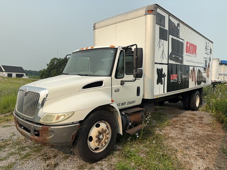 2004-international-4300-dt466-box-truck-image-1