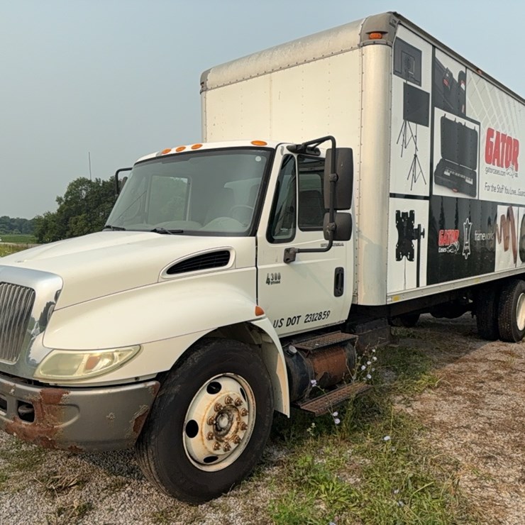 2004 International 4300 DT466 Box Truck