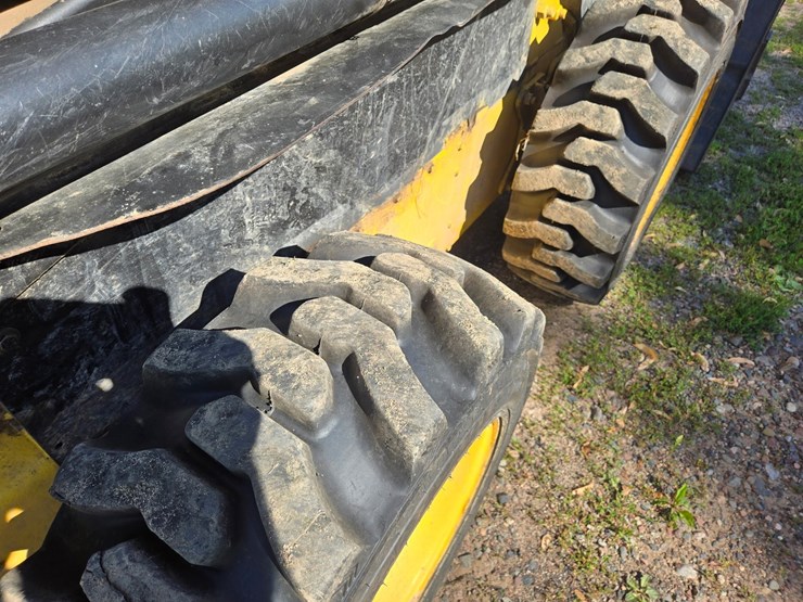new-holland-l170-image-12