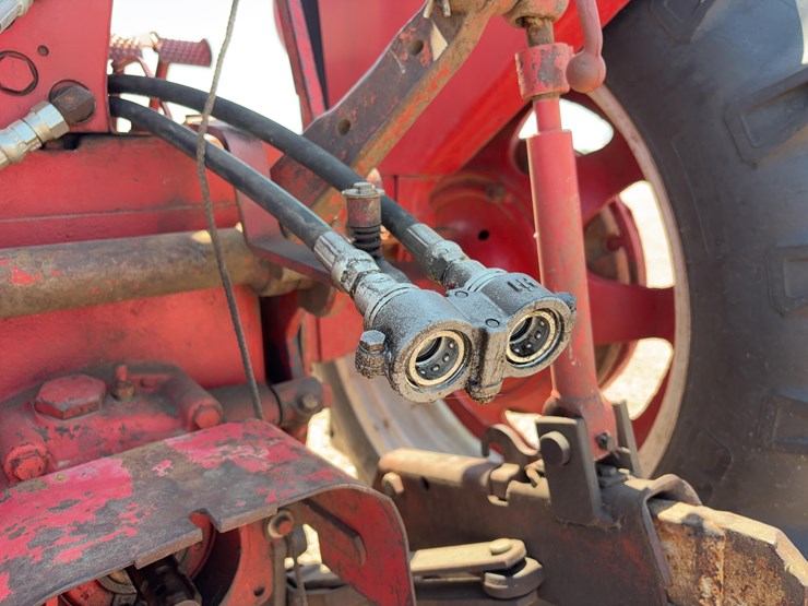 farmall-560-tractor-image-19
