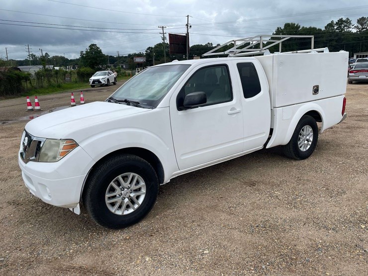2015-nissan-frontier-sv-image-1