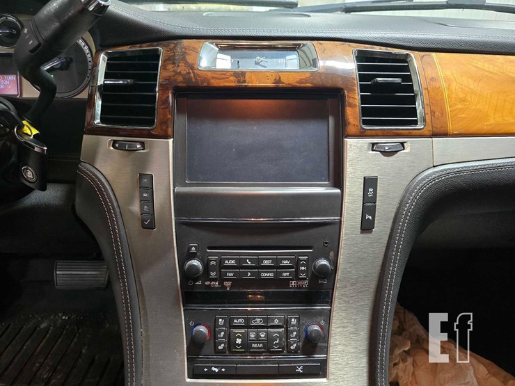 2013-cadillac-escalade-image-14