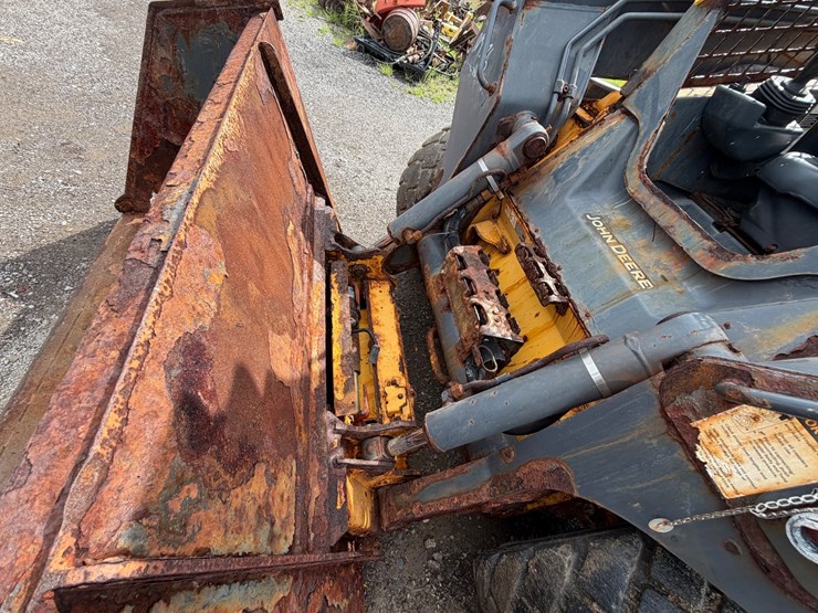 2021-deere-330g-image-2
