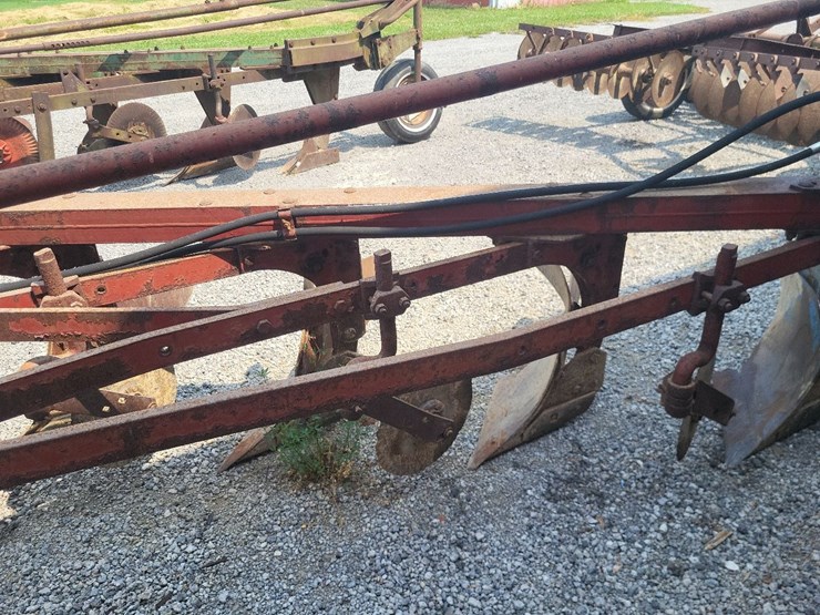 international-540-in-furrow-4-bottom-moldboard-plow-w/coulters-image-7