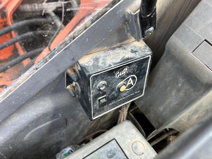 2005-hitachi-zx225us-lc-image-24