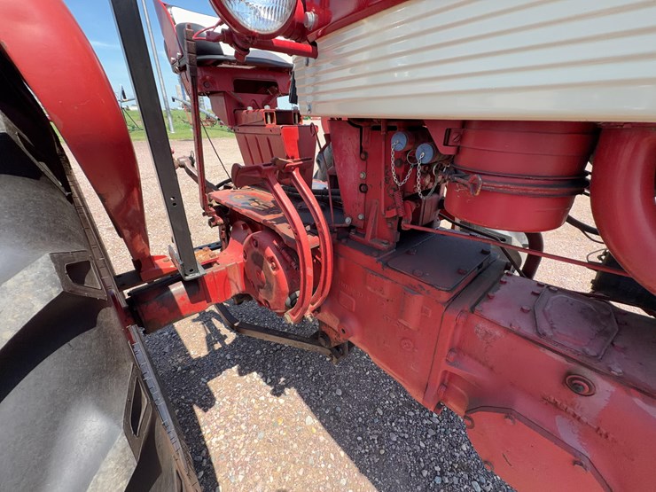 farmall-560-tractor-image-30