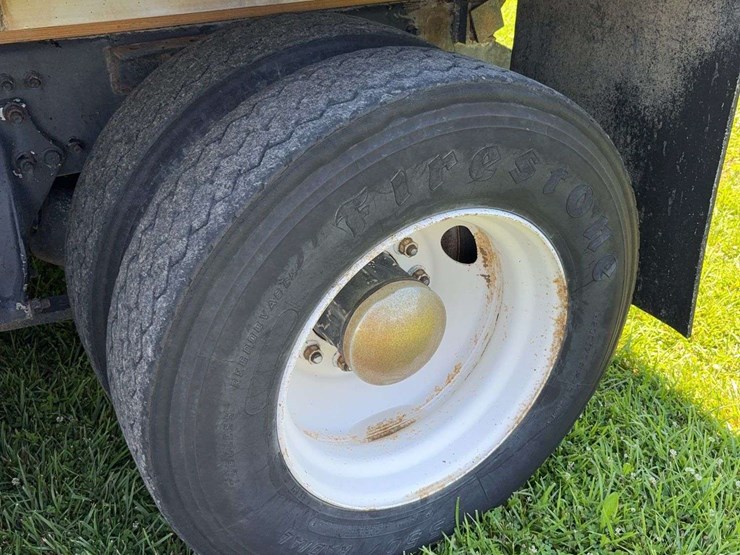 2002-freightliner-fl80-image-9