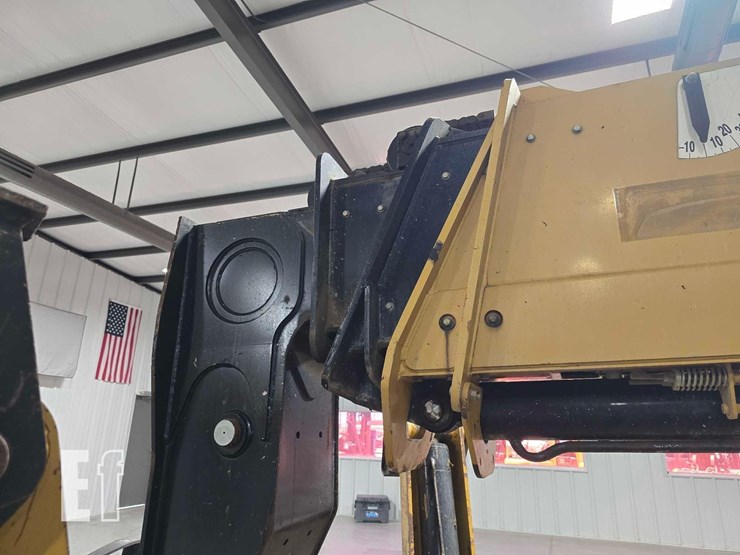 2013-caterpillar-tl1055c-image-24