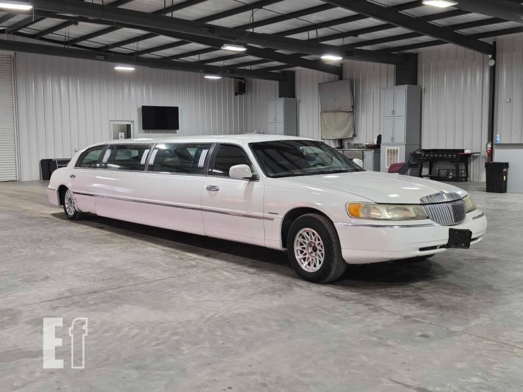 1999-lincoln-town-limousine-image-2