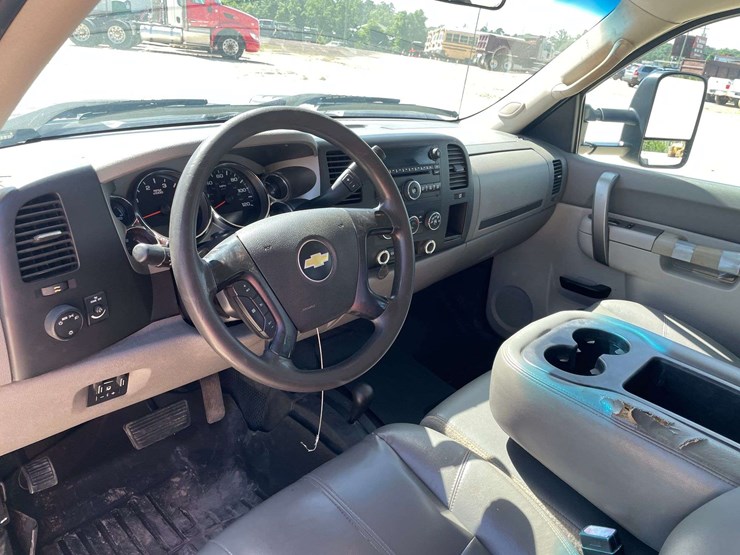 2013-chevrolet-silverado-3500-image-11