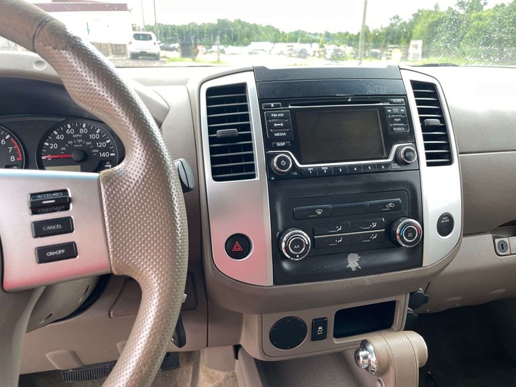 2015-nissan-frontier-sv-image-13