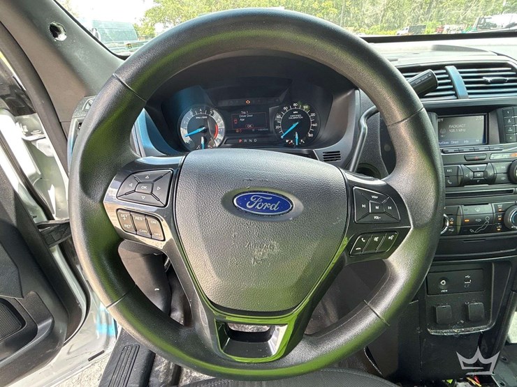 2016-ford-explorer-image-13