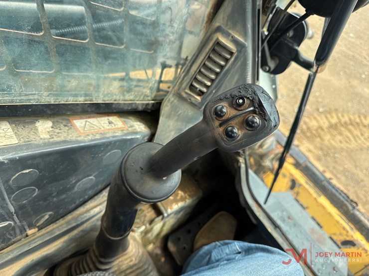 2011-deere-333d-image-15