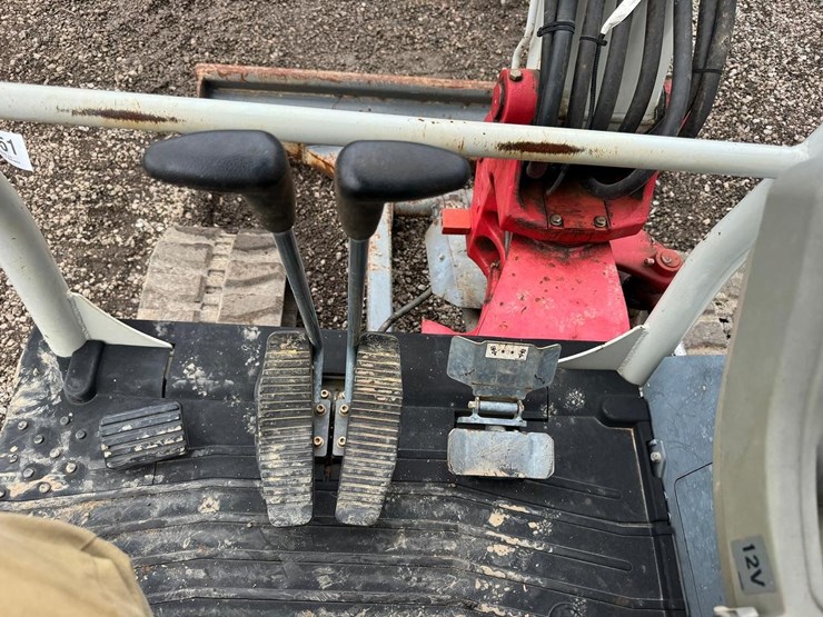 2022-takeuchi-tb240-image-30