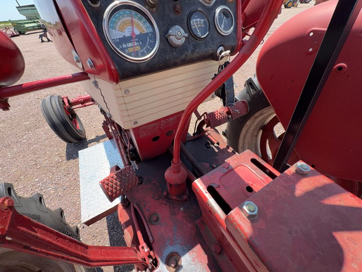 farmall-560-tractor-image-34