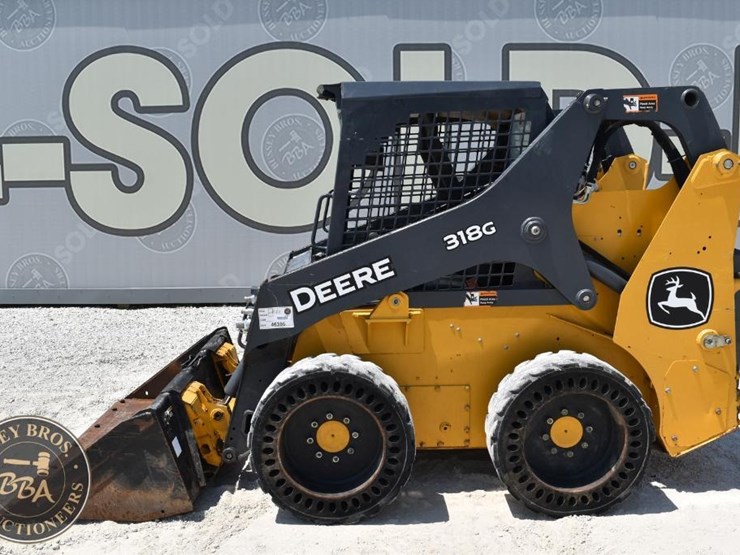 2021-deere-318g-image-2