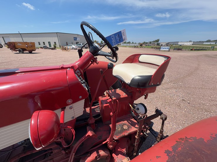 farmall-560-tractor-image-31