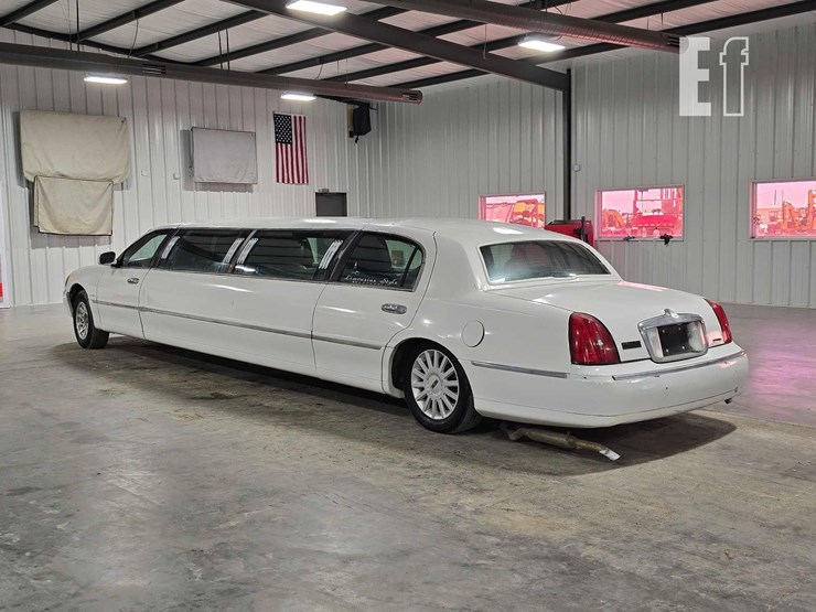 1999-lincoln-town-limousine-image-4