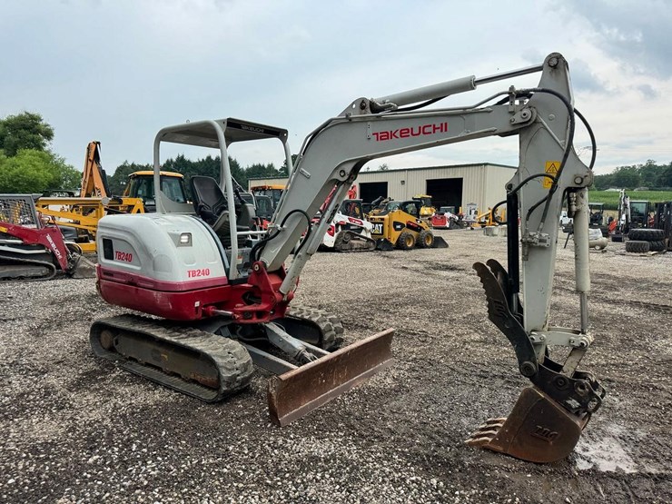 2022-takeuchi-tb240-image-8