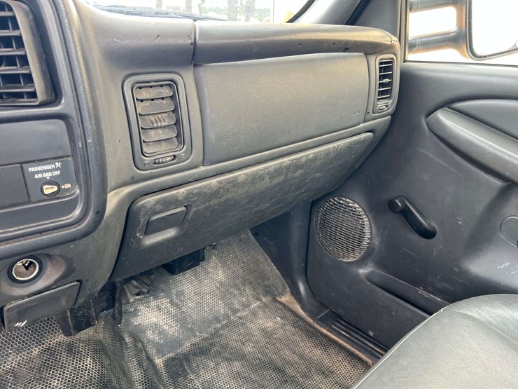2004-chevrolet-silverado-2500-image-24