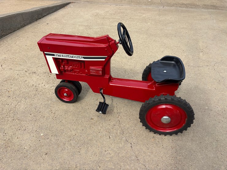 international-pedal-tractor-image-1