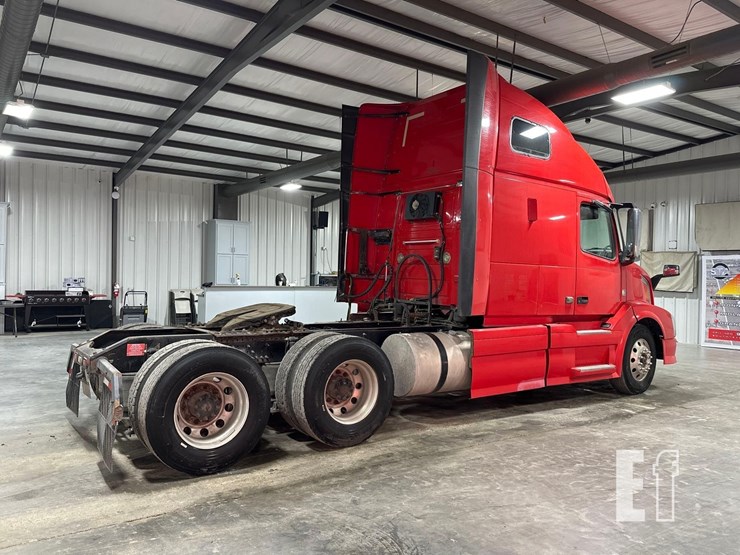 2014-volvo-6431-image-3