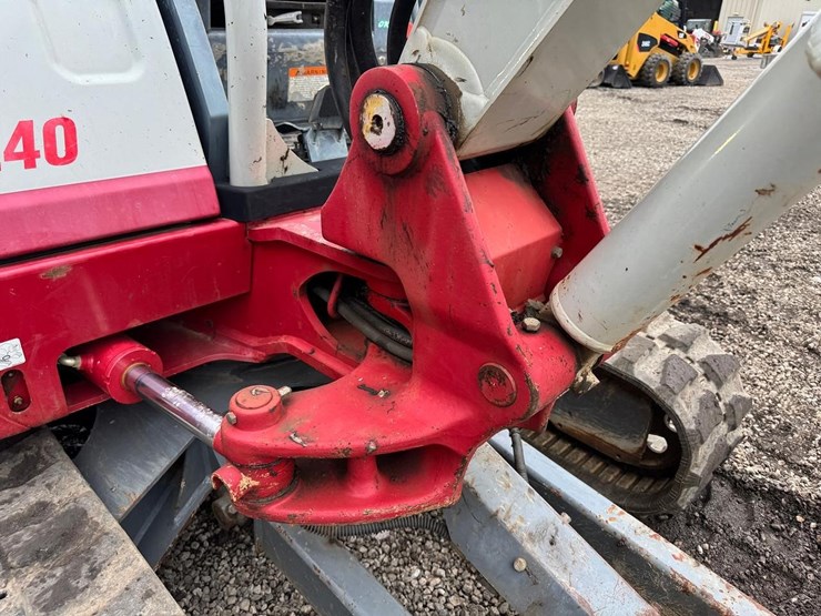 2022-takeuchi-tb240-image-14