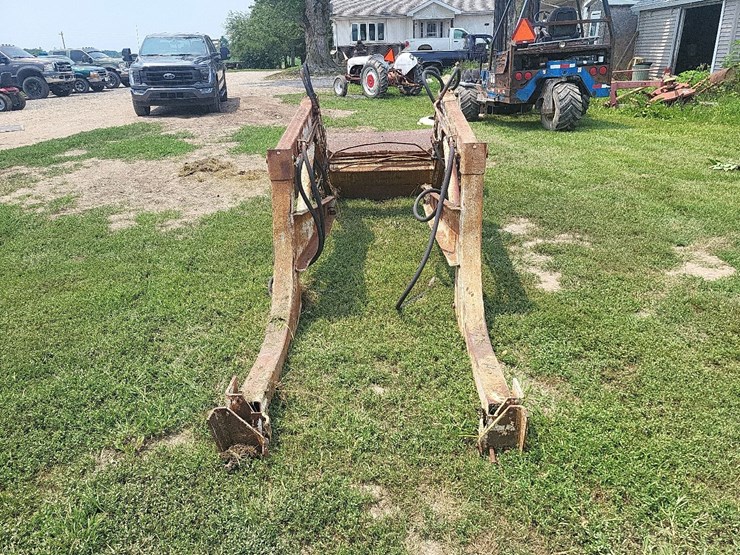 international-2000-loader-w/66"-bucket-and-mounting-brackets-image-4