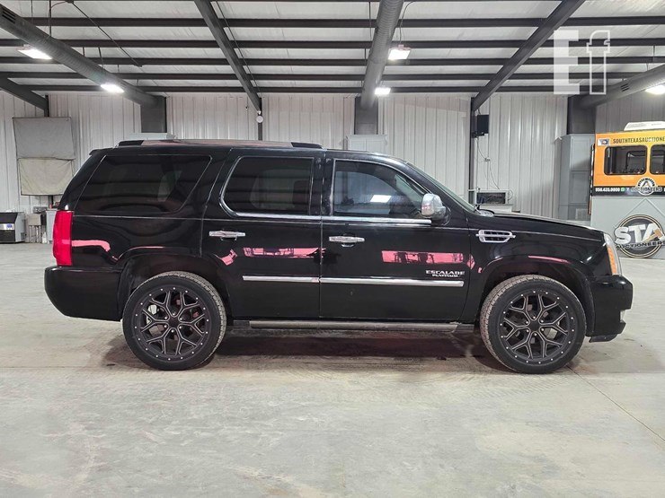 2013-cadillac-escalade-image-6
