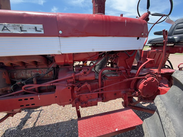 farmall-560-tractor-image-11
