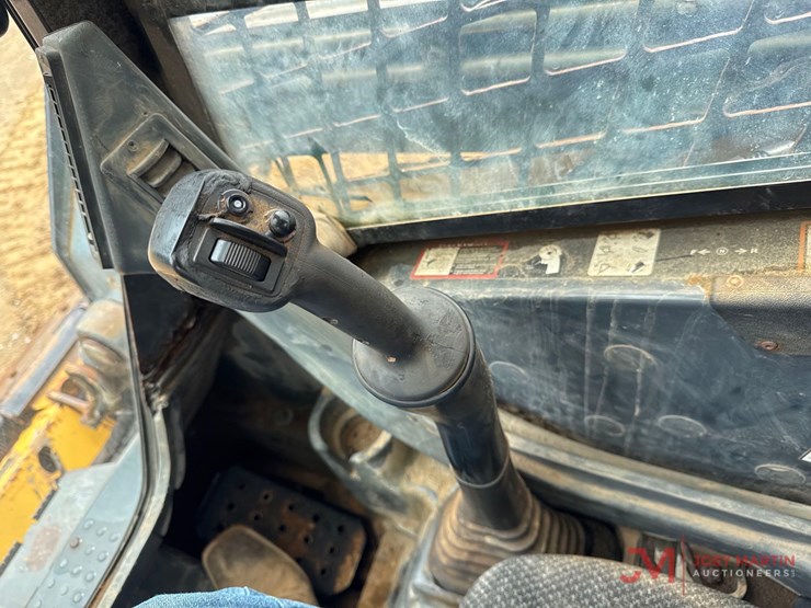 2011-deere-333d-image-16
