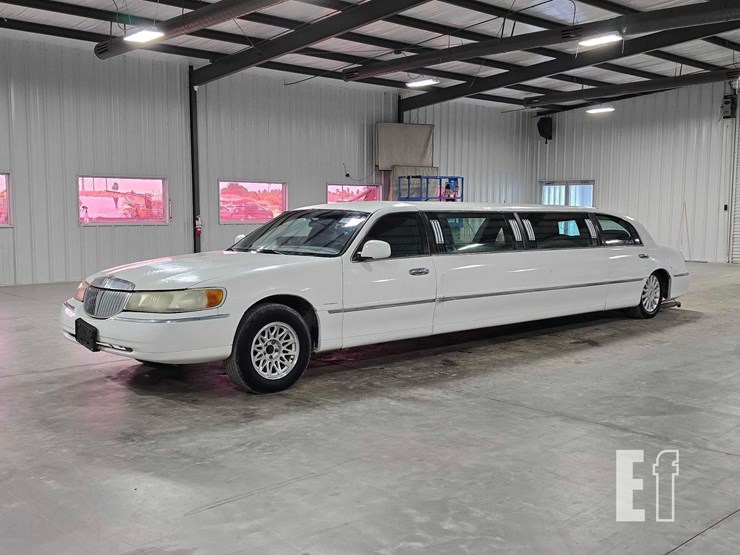 1999-lincoln-town-limousine-image-1
