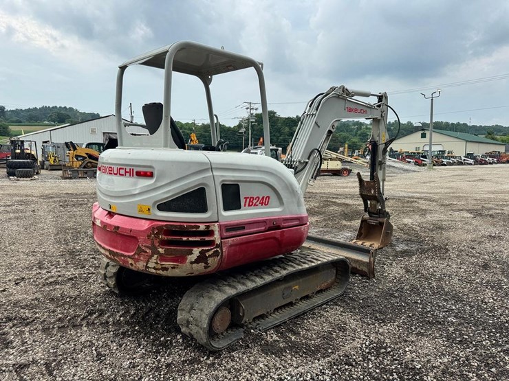 2022-takeuchi-tb240-image-6