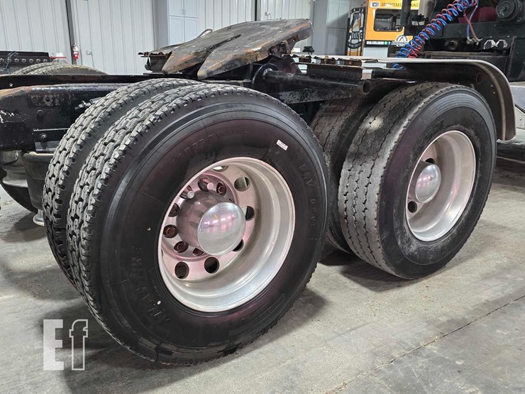2001-freightliner-fld112-image-29