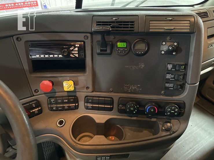 2017-freightliner-cascadia-125-image-18