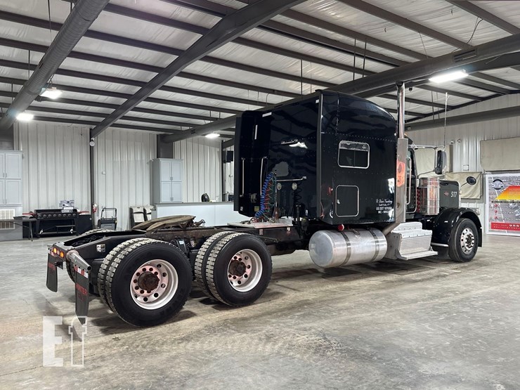 2017-peterbilt-389-image-3