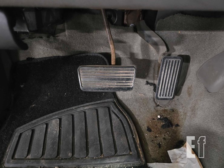 2004-chevrolet-suburban-image-11