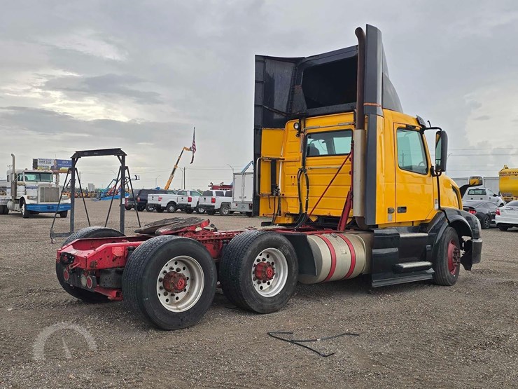 2016-volvo-vnl64t300-image-3