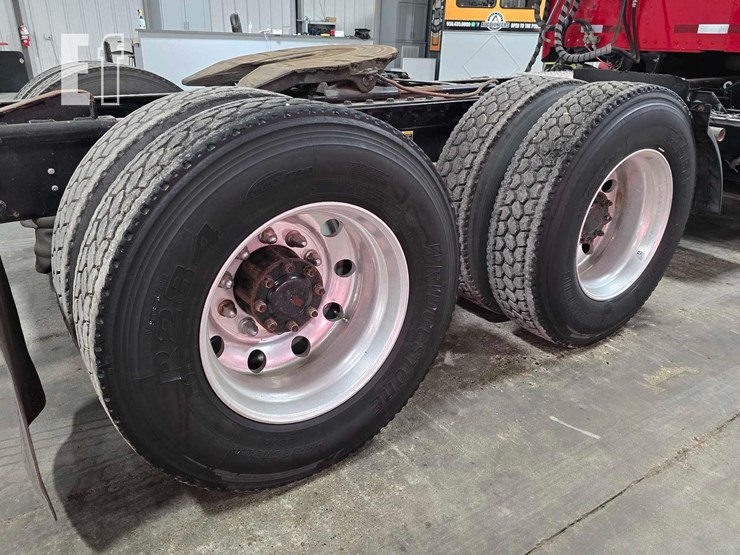 2013-kenworth-t800-image-26